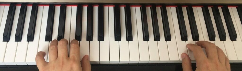 Ce piano numérique possède 88 touches. Cette gamme Yamaha est élégante dans la catégorie piano droit meuble car elle a peu de boutons autour des touches. Pour moi le meilleur piano numérique droit se trouve dans la gamme Arius de Yamaha (YDP-145 ou YDP-S35).